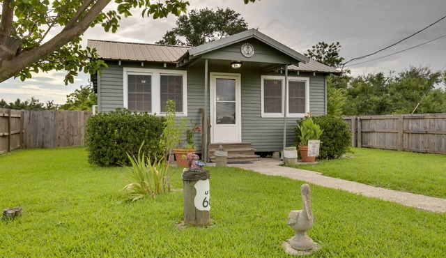 Golden Meadow Getaway: Patio, Grill, and Kayaks!
