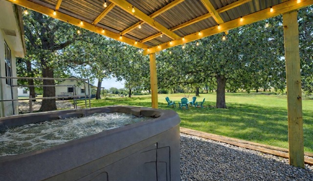 Golden Pine - LAKEFRONT getaway Cabin with a Jacuzzi in Texoma Shores Resort