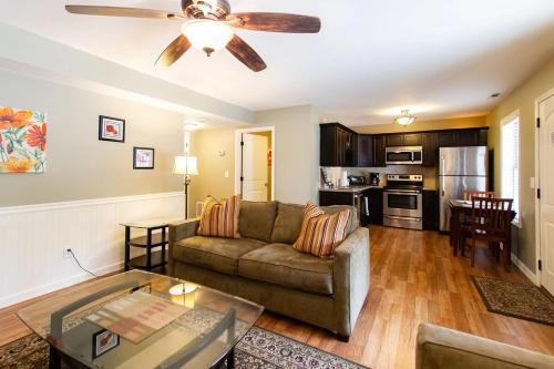 Golden Pines Villa on Choice Ave Steps to Downtown