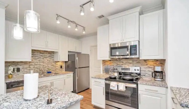 Golden Retreat w/ King Suite|2 BD| Pool|Gym