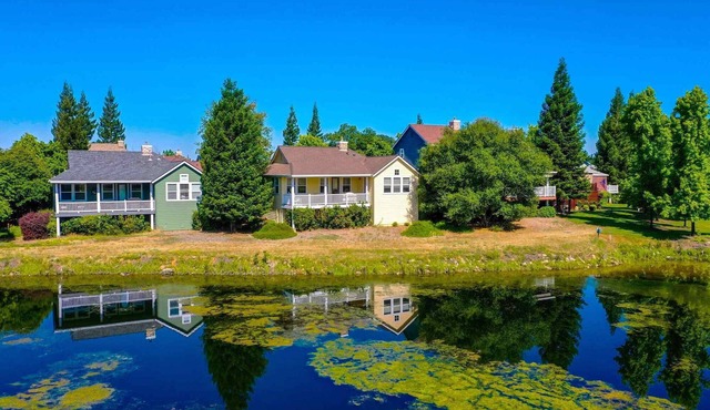 Golden Rule Cottage-located on golfcourse