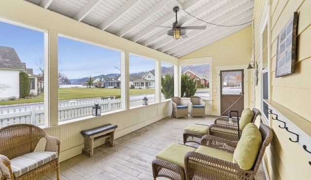 Golden Sands Getaway: 4-Bedroom Beach Beauty