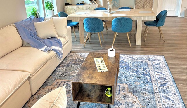 Golden Sands: Single story 3-bed coastal getaway w/pool access + beach shuttle