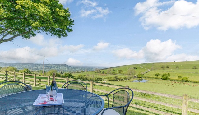 GOLDEN SLACK COTTAGE, family friendly, with open fire in Wincle