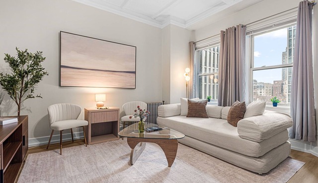 Golden Suite on State St | Steps to Oak St Beach & Magnificent Mile | Sleeps 4