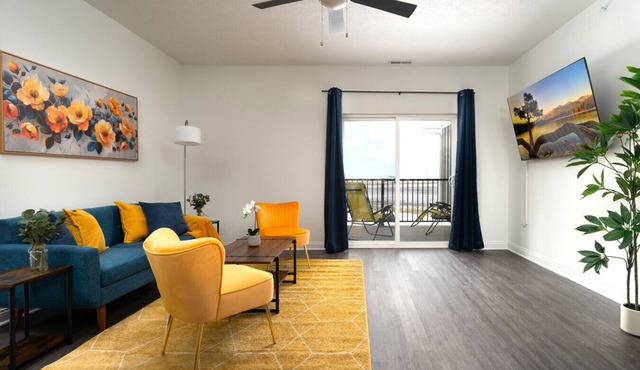 Golden Sun Spacious 1BR Pond View King Bed WFH Gym