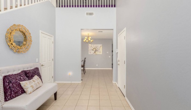 Golden Temple Getaway 5bd/2.5bth house with WiFi/Exercise Room Family Friendly