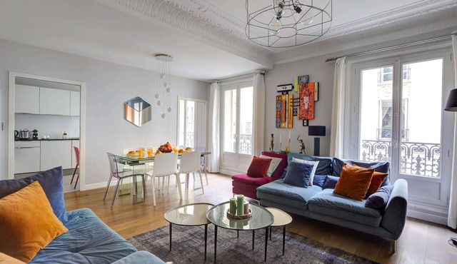 Golden Triangle 3BR - Steps from Montaigne