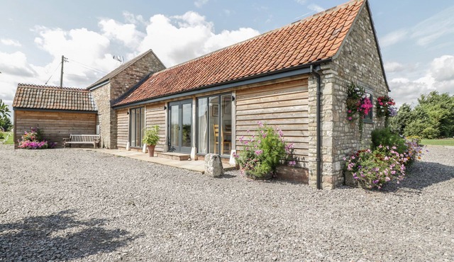 GOLDEN VALLEY BARN, family friendly in Oldbury-On-Severn