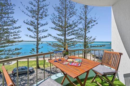 Golden Views Hideaway - Ocean views & Free parking