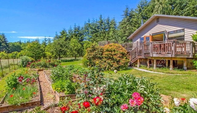 Goldeneye Farm Retreat with Private Orchard & Ponds