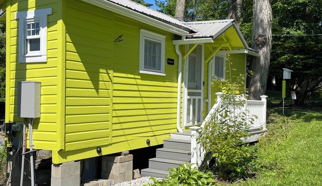 Goldfinch Cottage: Cozy Rustic Lakefront Escape at The Pier, Perfect for 2!