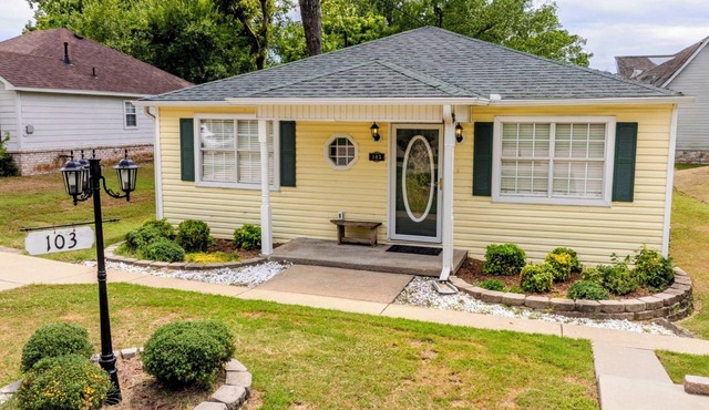 Goldfinch Guesthouse: Charming Family Home Near Lake & Downtown Claremore
