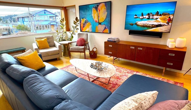 Goldfinch House - Scandinavian Modern Near Beaches