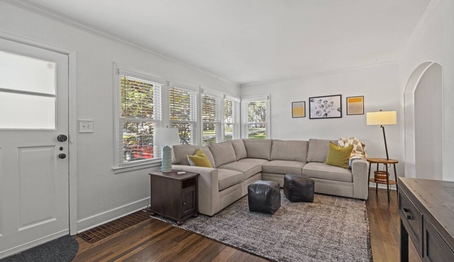 Goldfinch - Large Home + Walkable + Fire Pit