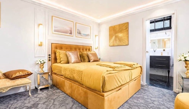 Goldpearl-HyperCentre-King Size Bed-Parking Available