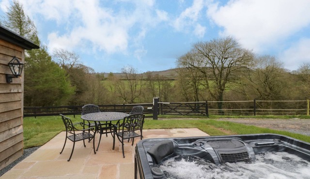 GOLDTHORNE LODGE, family friendly, with hot tub in Clee Hill
