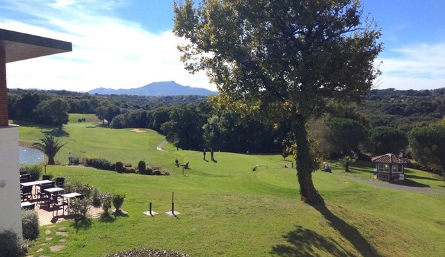 Golf apartment with swimming pool near Biarritz
