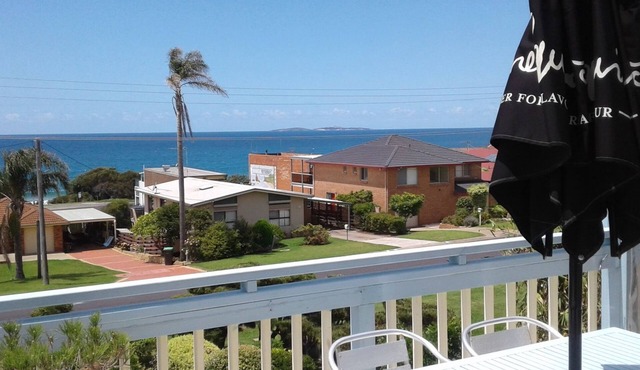 Golf at Glasshouse Rocks - 100m from the Water - Pet Friendly