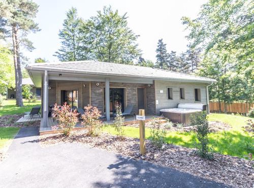 Golf, Bain à Remous, Piscine et Activités Ludiques : Lodge de Luxe pour 4 Adultes + 2 Enfants - FR-1-582-368