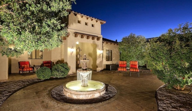 Golf & Baseball Batting Cage/Hot Tub/Luxurious Living/Private, Gated, Quiet