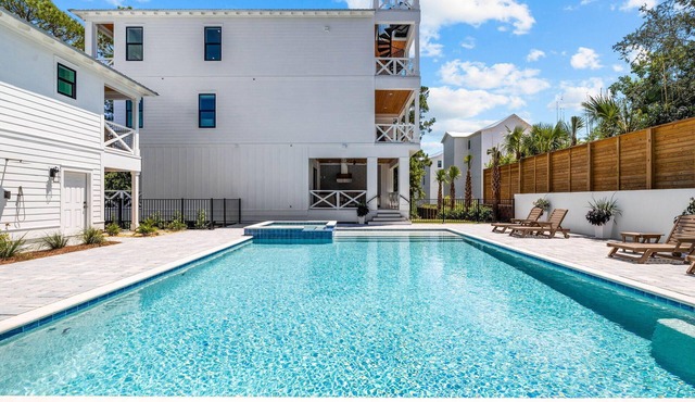 Golf Cart+10 Bikes! 5-Min Walk to Beach! Pool+Spa (Heatable) 8 Bed+Carriage Home