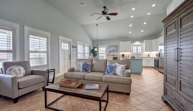 Golf Cart friendly Coastal Oasis! Spacious, Near Beach, Fishing, Shops & Pool!