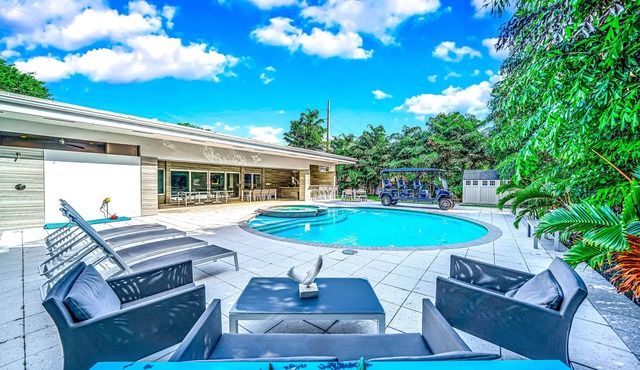 Golf Cart! Hot Tubs+Heated Pool! 1 Mile To Beach! + Private Guest House!
