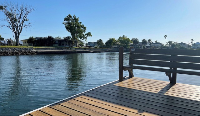 GOLF CART INCLUDED - KAYAKS & GAME ROOM. BRING YOUR BOAT OR JETSKIS