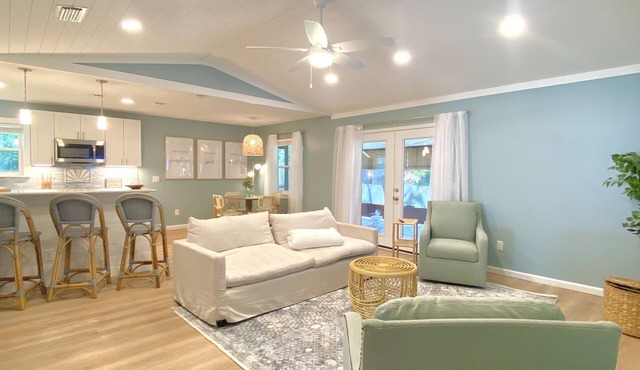 Golf Cart, Sun, Sand, & Island life Beach Retreat!n