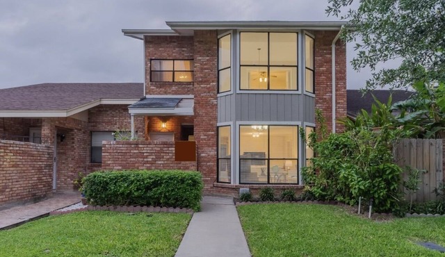 Golf Country Club Townhouse 3 bed 2.5 Bath Modern Residence 2 car garage & Patio
