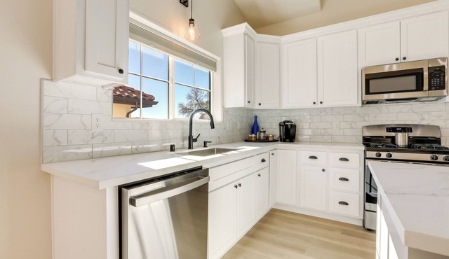 Golf Course Across Street: Modern Auburn Apartment