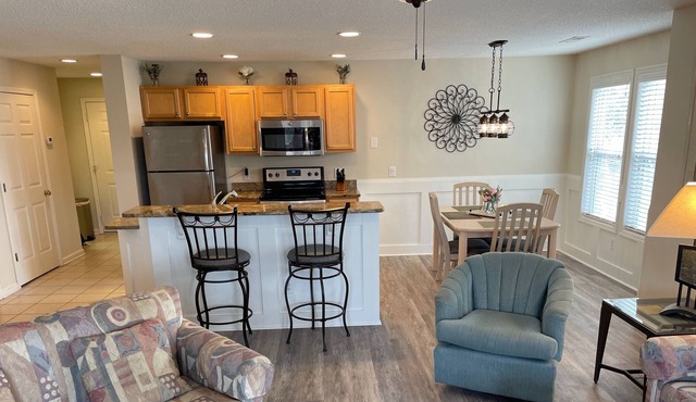 Golf Course Condo, community pool, close to beaches, shops, and restaurants