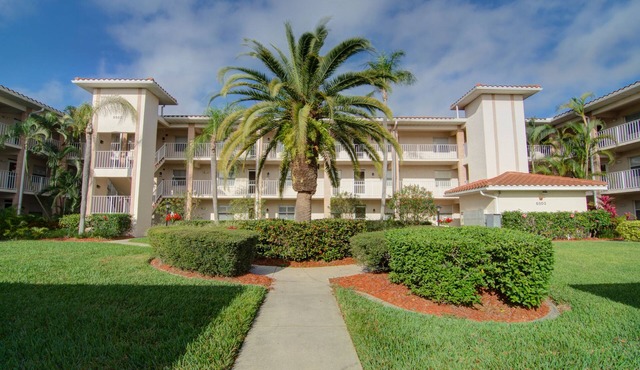 GOLF COURSE CONDO IN TARA GOLF AND COUNTRY CLUB, BRADENTON, FLORIDA