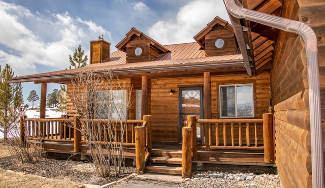 Golf Course Dream Home. Walk to Club House. Walk to Stores.