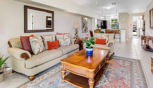 Golf course-front condo with hot tub, saltwater pool, gym, BBQ, patio, AC
