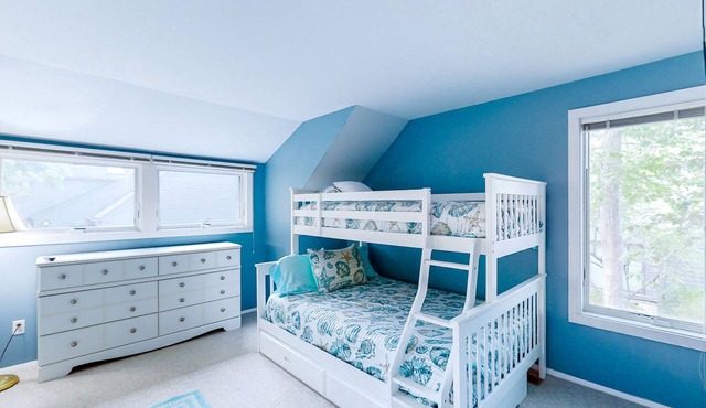 Golf-course-front townhome with leafy patio & prime location near the beach