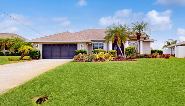 Golf course front home with private pool, lanai, & internet