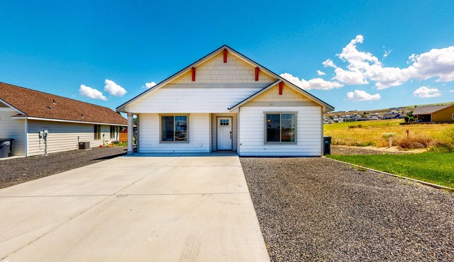 Golf course getaway on 5th hole, across from Potholes State Park - dog-friendly