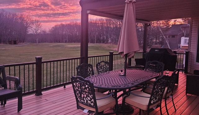 Golf Course Home-The Hideout, Pet Friendly, Decks, Ski Hill, Lakes, Fire Pits