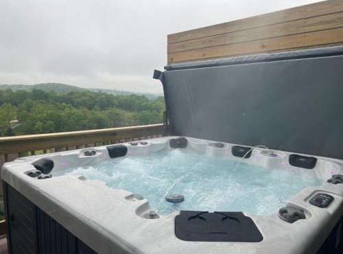 Golf Course OnSite, Pvt Hot Tub, Free Tickets, Gated Community, Near Silver Dollar City!