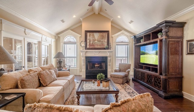 Golf Course, Enormous Porch, 2 Living Areas, Easy Access, 6 Beds, large nBR's