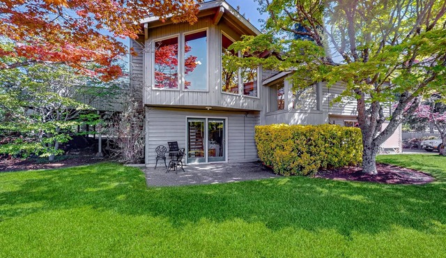 Golf-course-view house with deck, fireplace, grill, pet friendly - near ferry