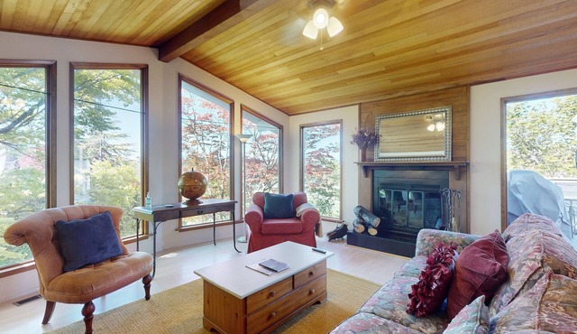 Golf-course-view house with deck, fireplace, grill - near ferry