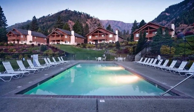 Golf Course View Condo Quick Walk to Downtown Leavenworth & Resort Pools!