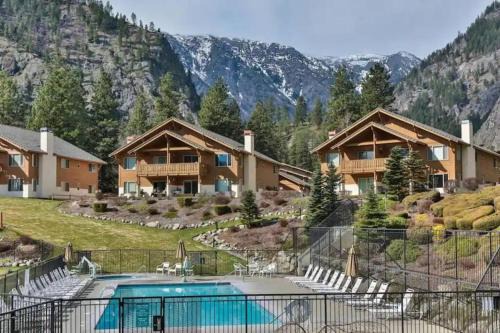 Golf Course View Condo Walk to Town & Pools