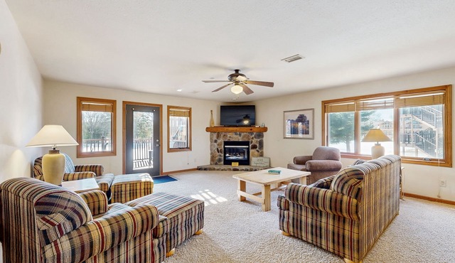 Golf Course View Condo, w/Jetted Tub, Fireplace, Shared Pool & Hot tub