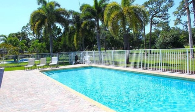 Golf course view & heated pool in Lake Worth, FL