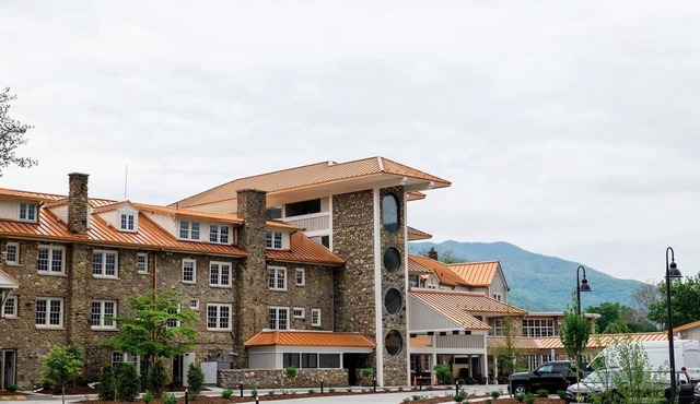Golf Course View + Pool. Fitness Center. Dining.