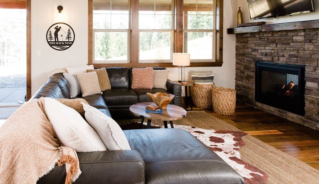 Golf course view, private hot tub, close to the winery and more!